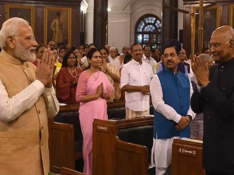 राष्ट्रपति रामनाथ कोविंद के विदाई समारोह के दौरान उनका अभिवादन करते प्रधानमंत्री नरेंद्र मोदी. (ANI Photo)