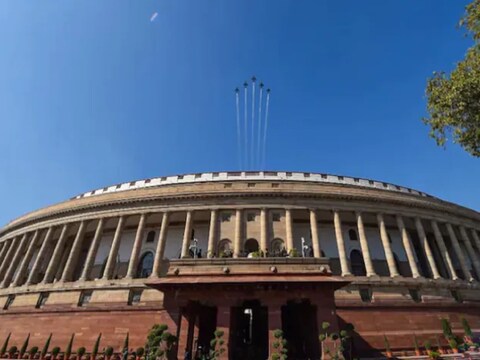 संसद भवन परिसर में किसी भी तरह के प्लेकार्ड लेकर आने पर भी पाबंदी लगाई गई है. (फाइल फोटो).