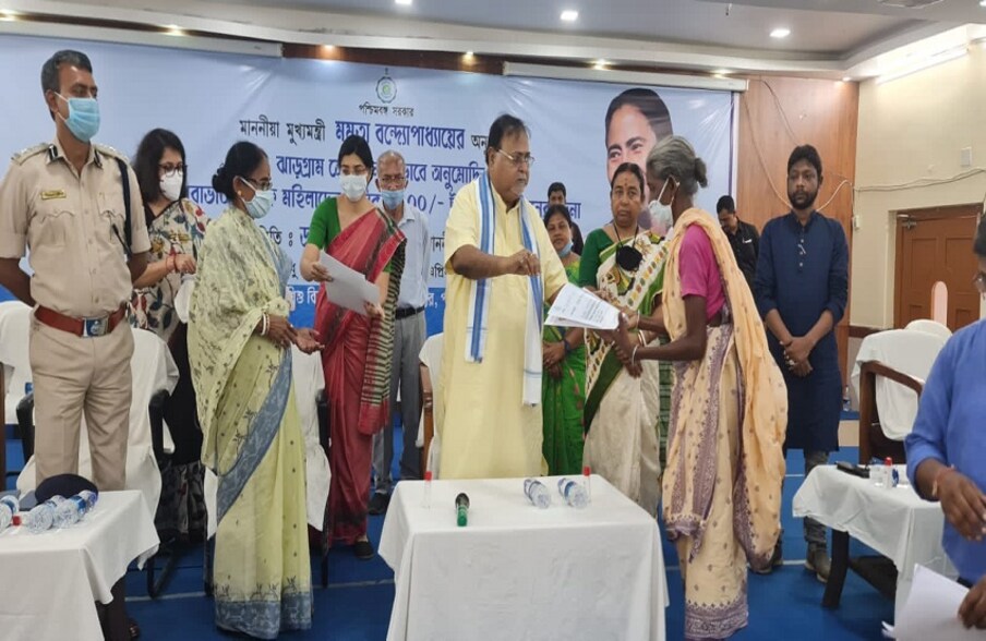  जब ममता बनर्जी 2016 में दूसरे कार्यकाल के लिए सीएम बनीं तो पार्थ चटर्जी पश्चिम बंगाल सरकार में उच्च शिक्षा और स्कूल शिक्षा विभाग के प्रभारी मंत्री बने.