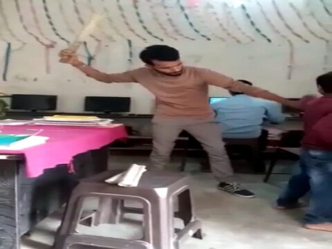 पुलिस ने आरोपी शिक्षक अमरकांत कुमार को बुधवार को नालंदा स्थित उसके चाचा के घर से गिरफ्तार किया (वायरल वीडियो से इमेज ग्रैब)