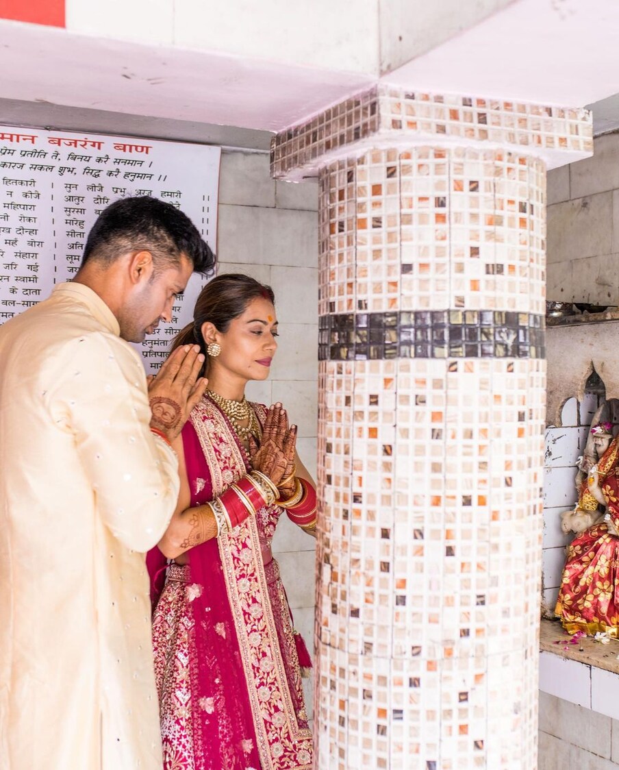  फोटो पायल रोहतगी लाल जोड़े में दिखाई दे रही हैं. हाथों में लाल चूड़ा, मांग में लाल सिंदूर लगाए वह बेहद प्यारी दिख रही हैं. वहीं फोटो में संग्राम सिंह लाइट गोल्डन कलर की शेरवानी में हैंडसम लग रहे हैं.(PHOTO Credit: @ sangramsingh_wrestler Instagram)