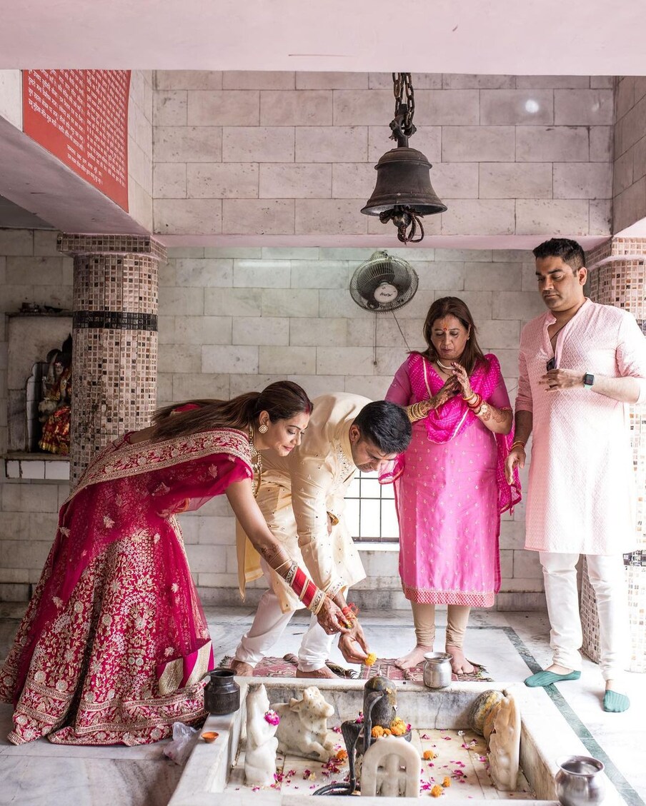  संग्राम सिंह द्वारा शेयर की गई इन तस्वीरों में देखा जा सकता है कि पायल रोहतगी अपने पति संग पंचेश्वर शिव मंदिर में पूजा-अर्चना कर कितनी खुश है. (PHOTO Credit: @ sangramsingh_wrestler Instagram)