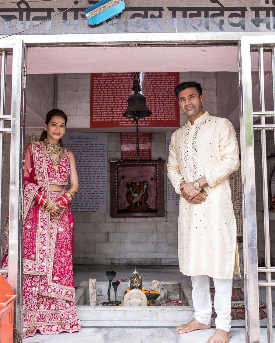  टीवी एक्ट्रेस पायल रोहतगी (Payal Rohatgi) और संग्राम सिंह (Sangram Singh) अपनी शादी के बाद पहले पंचेश्वर महादेव का आशिर्वाद लिया और फिर ताजमहल के सामने अपने प्रेम का इजहार किया. नवविवाहित जोड़े ने सबसे पहले महादेव मंदिर में पूजा अर्चना की और इसके बाद अपनी आगे की यात्रा पूरी की. (PHOTO Credit: @ sangramsingh_wrestler Instagram)