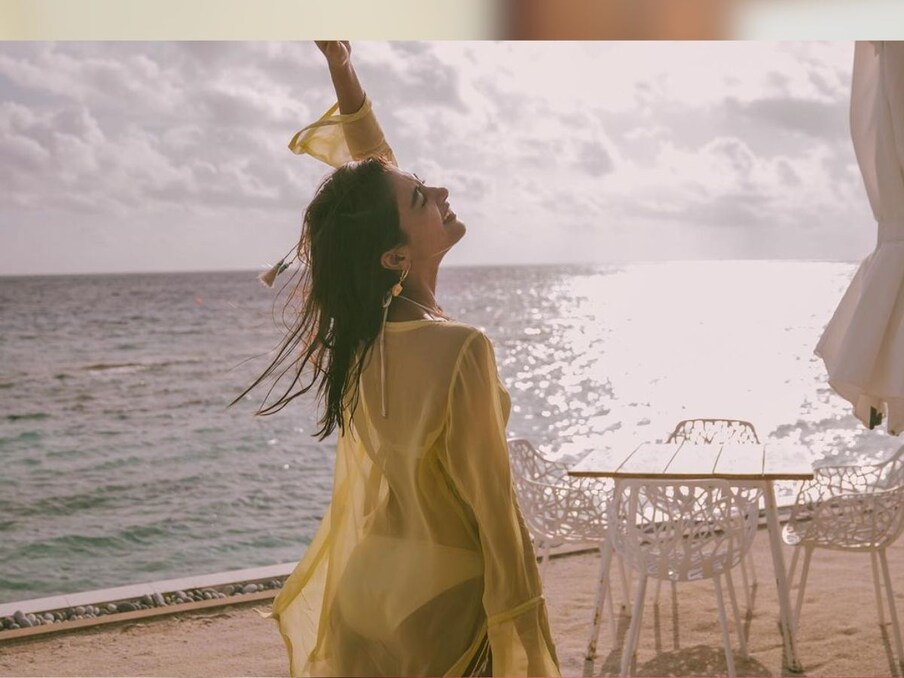  पूजा हेगड़े ने इंस्टाग्राम पर अपना लेटेस्ट फोटोशूट (Pooja Hegde Latest Photoshoot) शेयर किया है, जिसमें देखने के लिए मिल रहा है कि वो समंदर किनारे पोज दे रही हैं और ट्रांसपेरेंट ड्रेस में फैंस का दिल जीत रही हैं. फैंस उनकी फोटोज पर जमकर कमेंट्स कर रहे हैं. उनकी तस्वीरें सोशल मीडिया पर वायरल हैं.