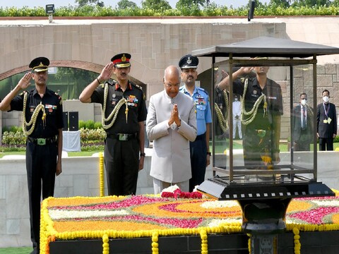 भारत के राष्ट्रपति के रूप में कार्यभार छोड़ने से पहले रामनाथ कोविंद ने 24 जुलाई को राजघाट पर महात्मा गांधी को श्रद्धांजलि अर्पित की. (Photo: Twitter/@rashtrapatibhvn)