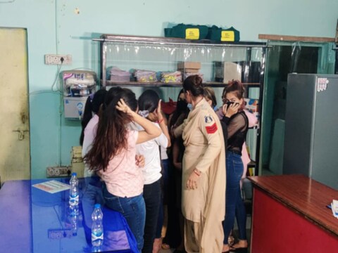 रायपुर पुलिस ने होटल हयात में छापामार वेश्यावृत्ति में संलिप्त लड़कियों को गिरफ्तार किया.