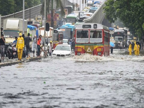  मुंबईवासियों को भारी बारिश से बृहस्पतिवार को भी कोई राहत नहीं मिली, बल्कि उनकी परेशानियां बढ़ती जा रही हैं.  (PHOTO-ANI)