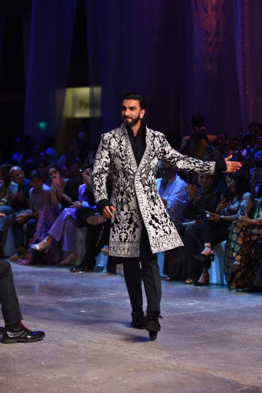 खास बात है मिजवान 2022 फैशन शो में रणवीर सिंह पत्नी और एक्ट्रेस दीपिका पादुकोण के साथ रैंप वॉक किया. इस दौरान रणवीर शाही शेरवानी और पयजामा में दिखाई दिए. (फोटो साभारः Viral Bhayani)