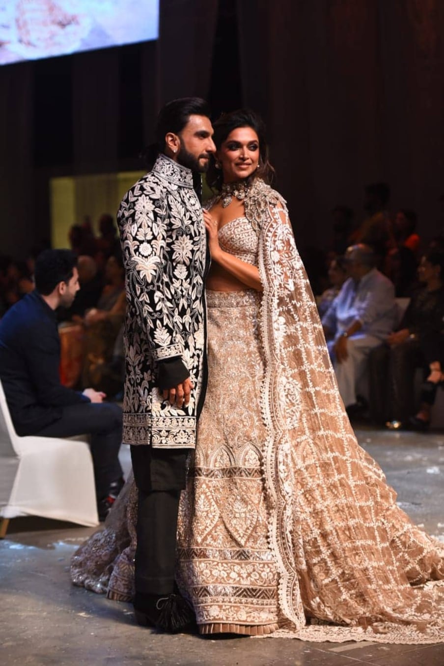  शबाना आजमी ने मनीष मल्होत्रा के साथ मिजवान फैशन शो का आयोजन 3 साल बाद किया. इसमें पिछले तीन इसे कोरोना वायरस महामारी के वजह से आयोजित नहीं किया गया. (फोटो साभारः Viral Bhayani)