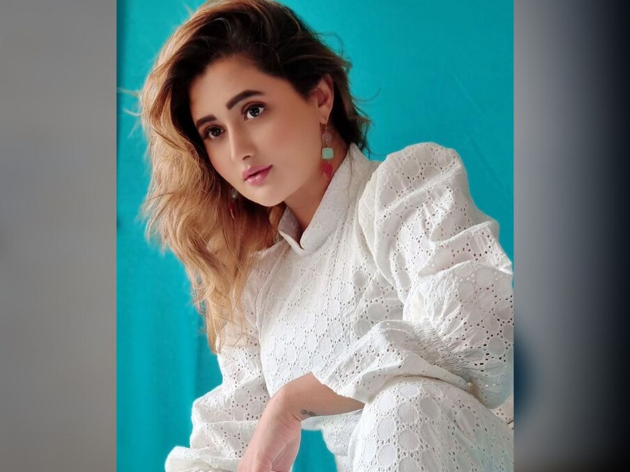  एक्ट्रेस ने ट्रांसपेरेंट थाई हाई स्लिट गाउन पहना हुआ है. इसमें वो बेहद ही प्यारी लग रही हैं. उनकी तस्वीर को महज कुछ ही देर में 11 हजार से ज्यादा लाइक्स मिल चुके हैं. फोटोज को देखकर जहां फैंस सुधमुध हो गए हैं वहीं, भोजपुरी एक्ट्रेस अक्षरा सिंह ने भी शॉकिंग रिएक्शन दिया है.