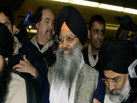 एयर इंडिया के एक विमान पर बमबारी के मामले में बरी होने के बाद 16 मार्च 2005 को वैंकूवर कोर्ट से निकलते हुए रिपुदमन सिंह मलिक (मध्य में मुस्कुराते हुए). (Reuters Photo)