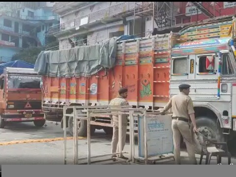 वाहनों को शिमला की तरफ से किन्नौर प्रवेश द्वार चौरा व किन्नौर मुख्यालय की तरफ से भाबानगर पर रोक दिया गया. (फोटो- News18)