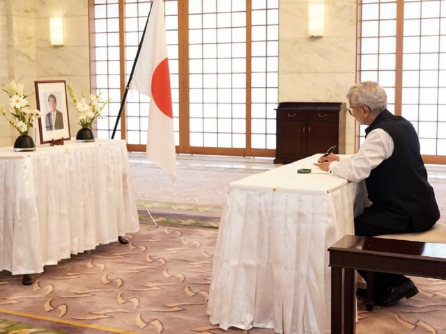 जापान के दूतावास पहुंचे विदेश मंत्री जयशंकर ने शिंजो आबे की हत्या पर जताया शोक