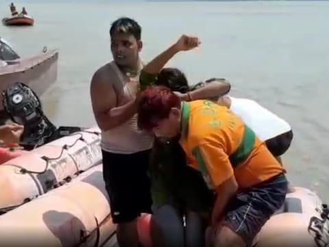 हाजीपुर में गंडक नदी में कूदी लड़की को बचाकर लाती एसडीआरएफ टीम.