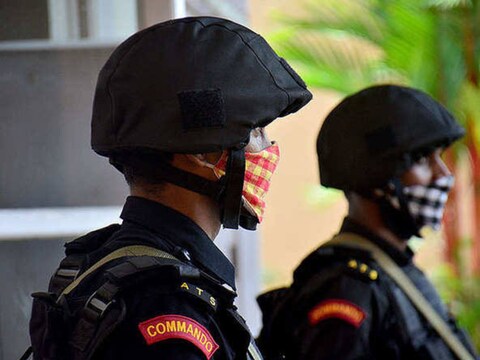 जांच में पता चला कि पाकिस्तानी नंबर से एसआईटी के एक सदस्य को हनीट्रैप में लेने की कोशिश की गई थी.