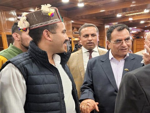 शिमला के मरीना होटल में एक कार्यक्रम में सुरेश भारद्वाज और विक्रमादित्य सिंह एकसाथ नजर आए थे. सोशल मीडिया पर उनकी तस्वीर की खासी चर्चा रही.