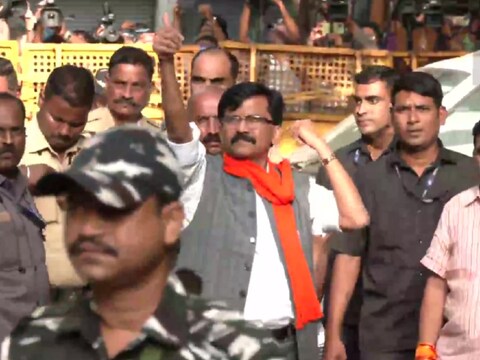 ईडी कार्यालय के परिसर में शिवसेना सांसद संजय राउत.