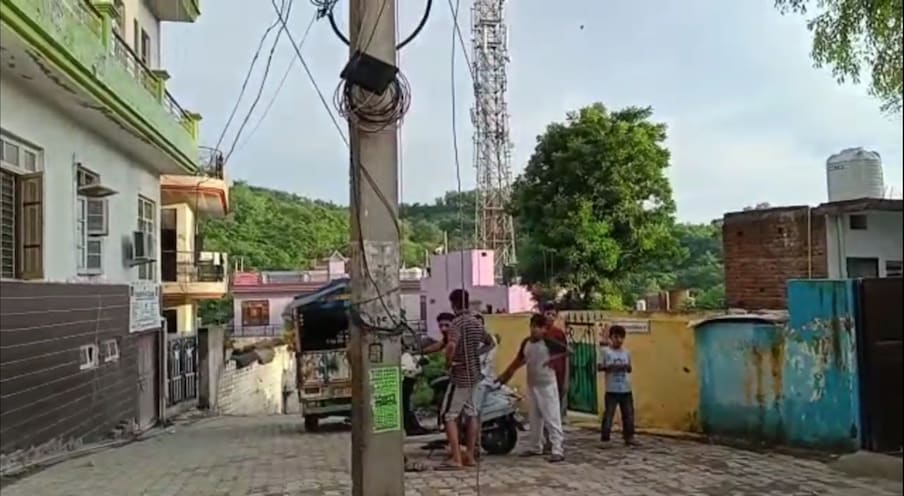  पीड़ित सुनील सरकार व प्रशासन से उचित मुआवजे की गुहार लगा रहा है. उसका कहना है कि वह बीमार रहता है. उसकी किडनी-लीवर खराब हो चुकी है. उसने घर में रखा हुआ सामान किस्तों पर खरीदा था, जिसकी अभी किश्तें भी पूरी नहीं हुई. वह इसी के चलते सरकार से मुआवजे की गुहार लगा रहा है. अब देखना यही होगा कि कब प्रशासनिक अधिकारियों द्वारा बिजली विभाग के ऊपर कोई कार्यवाही की जाती है और कब पीड़ित परिवार को हुए नुकसान का मुआवजा मिल पाता है.