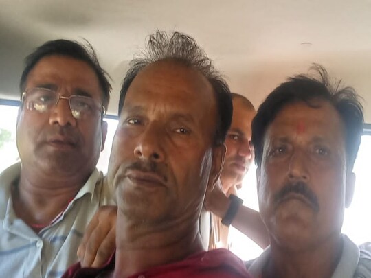 निगरानी की टीम ने परिहार के बीईओ को 50 हजार रुपये रिश्वत लेते रंगे हाथ गिरफ्तार किया है (बीच में बैठा हुआ)