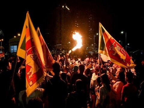 आर्थिक संकट से जूझ रहे श्रीलंका को भयानक जनविद्रोह का सामना करना पड़ रहा है.