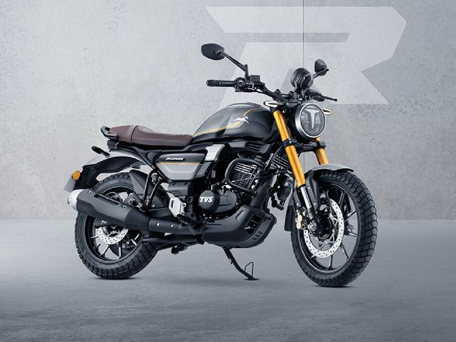  TVS Ronin 225 की शुरुआती कीमत 1.49 लाख (एक्स-शोरूम) रखी गई है और मोटरसाइकिल की कीमत ₹168,750 (एक्स-शोरूम) तक जाती है. यह मोटरसाइकिल घरेलू ब्रांड की पहली ड्यूल परपज वाली बाइक के रूप में आई है. (फोटो साभार: tvs/zigwheels)