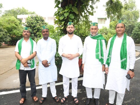 एआईएमआईएम छोड़ राजद में शामिल हुए चार विधायक तेजस्वी यादव के साथ.