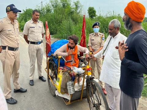 ऊना पुलिस को देख रो पड़े यूपी के दंडवत तीर्थयात्री, पिटाई की घटना पर कहा कि ऐसा पहले कभी नहीं हुआ था.