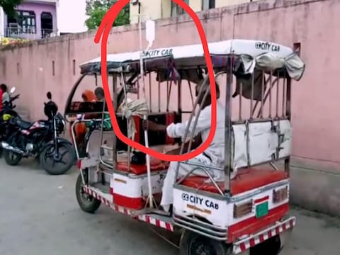 VIDEO: UP में हेल्थ सिस्टम की खुली पोल! ई-रिक्शा पर मरीज का इलाज, अस्पताल  में बिजली नहीं - health department negligence in unnao as patient treated  on e rickshaw watch video –