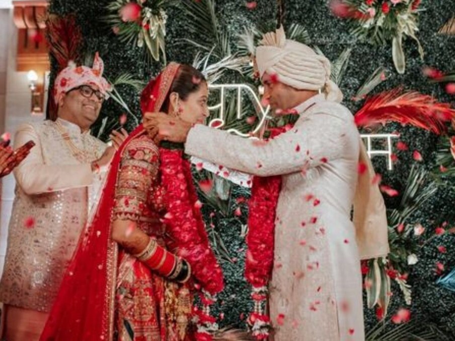  Payal Rohatgi Sangram Singh Wedding: पायल रोहतगी (Payal Rohatgi) और रेसलर संग्राम सिंह (Sangram Singh) आखिरकार शादी के बंधन में बंध गए हैं. दोनों ने ताज नगरी आगरा (Agra) में जन्म भर के लिए एक-दूजे का हाथ थाम लिया. पायल और संग्राम की शादी होटल जेपी पैलेस में संपन्न हुई और इस मौके पर दोनों के करीबी और परिवार मौजूद रहे. संग्राम सिंह और पायल रोहतगी की शादी से अब तस्वीरें भी सामने आ गई हैं. (फोटो साभारः इंस्टाग्रामः @sangramsingh_wrestler)