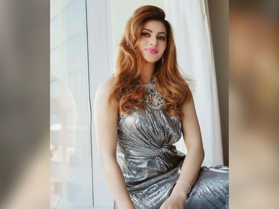 उर्वशी की फोटोज को एक लाख से भी ज्यादा लाइक्स मिल चुके हैं. तस्वीरों में अगर एक्ट्रेस की लुक की बात की जाए तो इसमें देखने के लिए मिल रहा है कि वो गाउन में नजर आ रही हैं और बैक फ्लॉन्ट करते हुए दिखाई दे रही हैं.