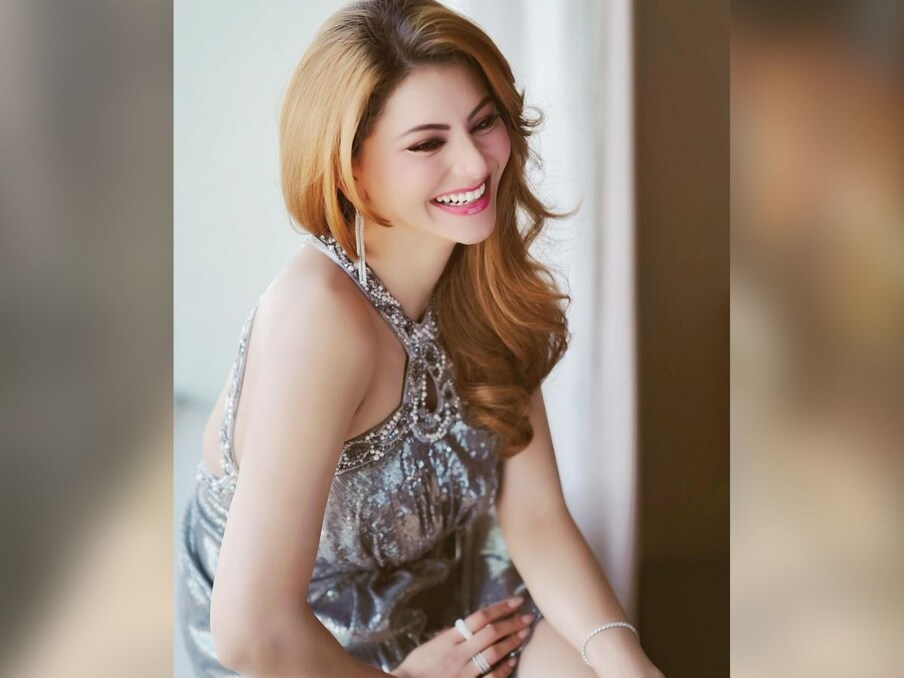 अगर उर्वशी के वर्कफ्रंट (Urvashi Rautela Upcoming Films) की बात की जाए तो हाल ही में उनकी फिल्म 'द लेजेंड' बिजनेसमैन से एक्टर बने लेजेंड सरवानन के साथ रिलीज हुई है. इसमें दोनों एक्टर्स की जोड़ी पहली बार देखने के लिए मिली है.