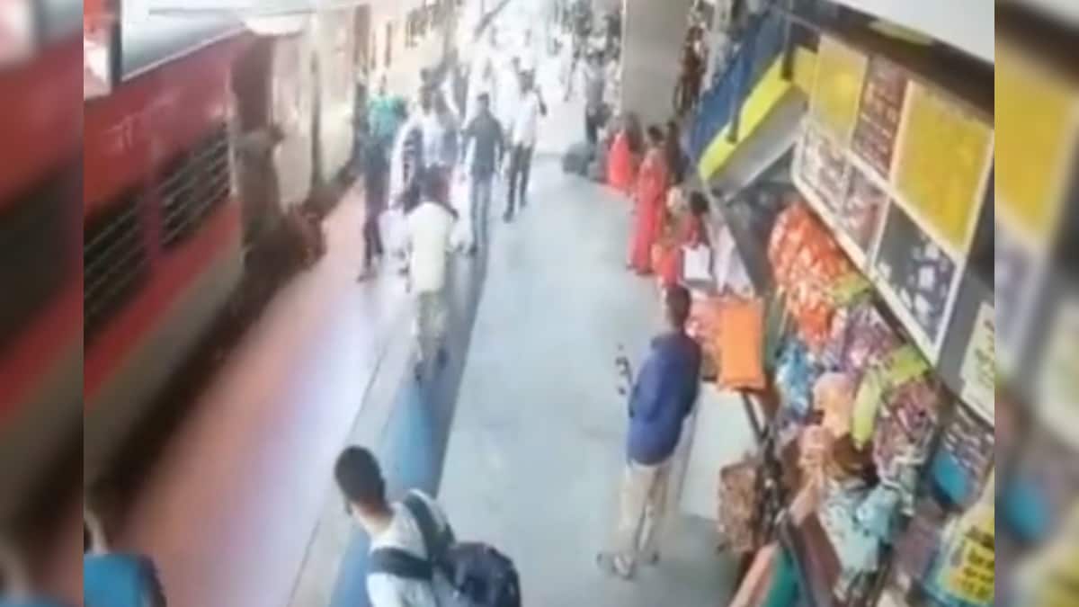 ट्रेन और प्लेटफॉर्म के बीच में फंसी महिला RPF जवान ने बचाई जान CCTV कैमरे में कैद हुई घटना