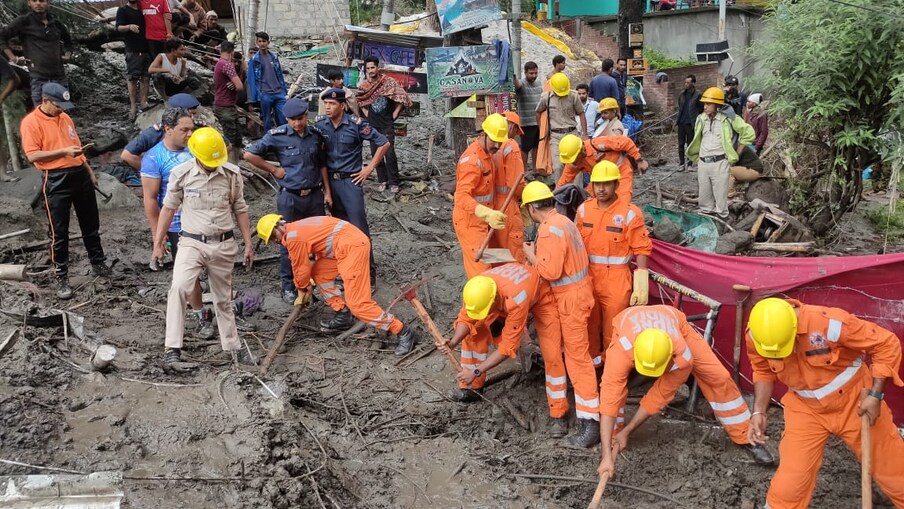  टूरिस्ट ने न्यूज18 से बातचीत में बताया कि अल सुबह क्या हुआ. गोवा से मणिकर्ण घूमने आए पर्यटक विशाल ने कहा कि वह चोज के पास रुके थे और सुबह 5 बजे के आसपास भूकंप जैसा महसूस हुआ.