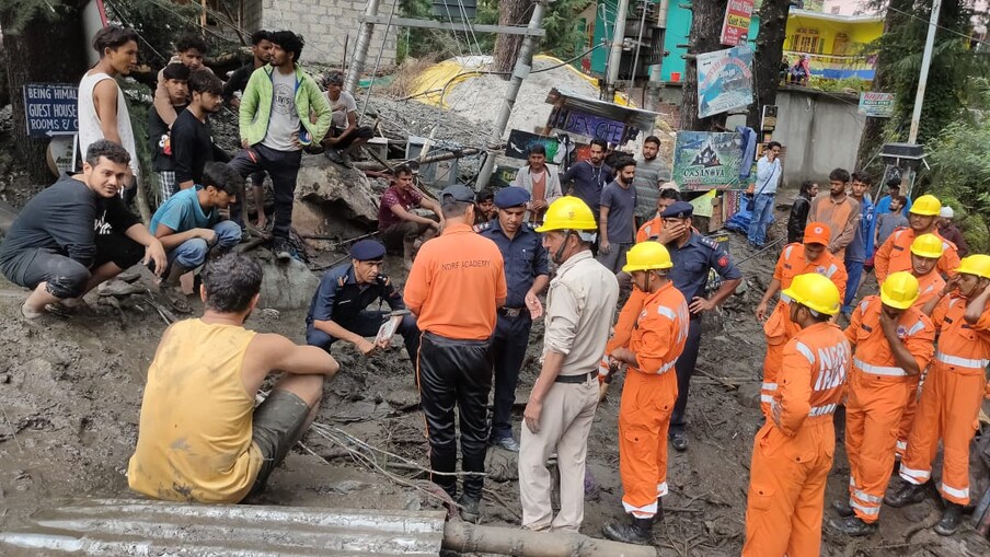  विशाल ने बताया कि बाहर निकले तो देखा कि बाढ़ आ रही थी. बड़े-बड़े पत्थर पेड़-पौधे बहकर आ रहे थे. जिस बिल्डिंग में हम थे, उसका भी कुछ हिस्सा बाढ़ में बह गया.