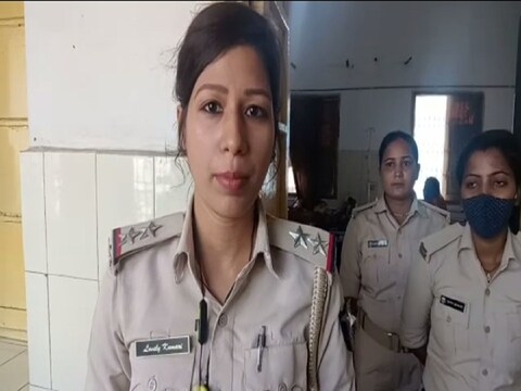 बिहार के समस्तीपुर में हुई गैंगरेप की घटना के बाद मामले की जांच के लिए पहुंची पुलिस