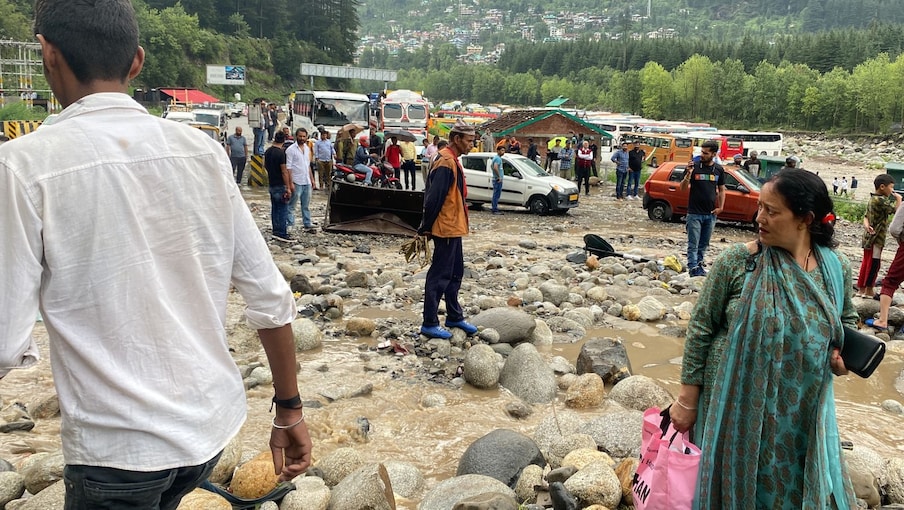  मनाली. हिमाचल प्रदेश में भारी बारिश हो रही है. किन्नौर से लेकर ऊना तक मेघ बरस रहे हैं. बुधवार को मनाली में भारी बारिश से नेशनल हाईवे खड्ड में बदल गया.