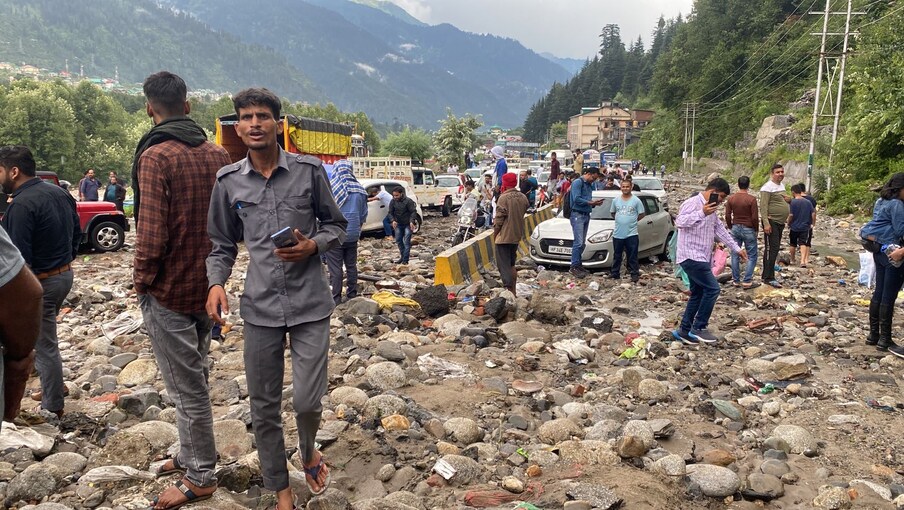  भारी बारिश से सरकारी और निजी सम्पति को काफी नुकसान हुआ है. हालांकि इसमें जान का नुकसान नहीं है. वोल्वो बस स्टैंड में बनी अस्थाई दुकानों को भी नुकसान पहुंचा है.