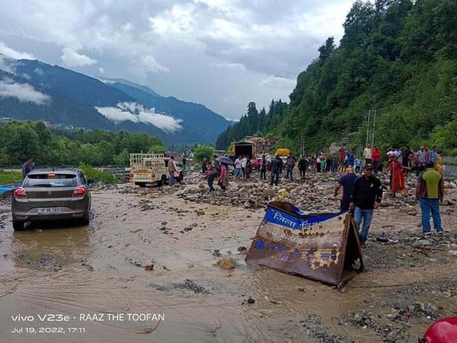  भारी बारिश से मनाली के साथ लगते भजोगी और सियाल नाले में पानी बढ गया और मॉल रोड पर नाले की शक्ल में पानी बहने लगा.