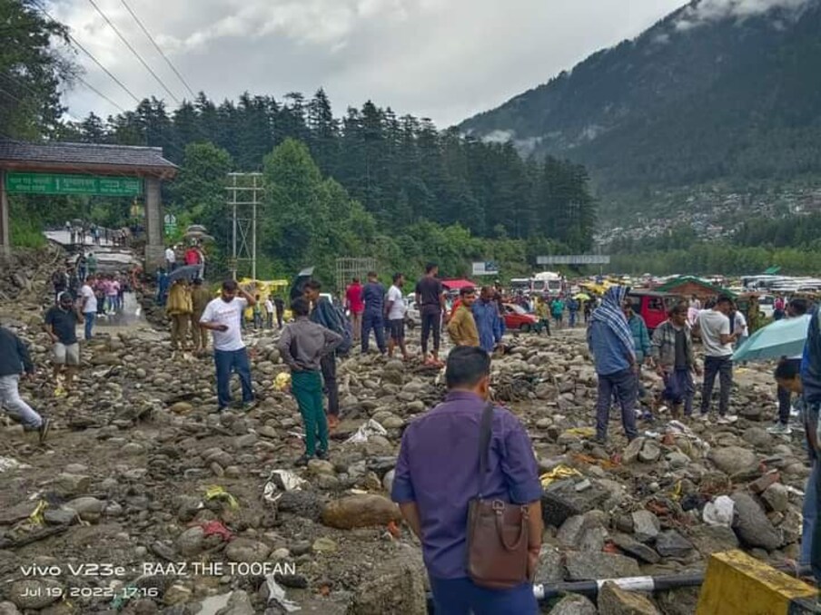  वोल्वो बस स्टैंड में 10 दिन के भीतर तीसरी बार नाले में आई बाढ़ से बस स्टैंड को नुकसान पहुंचा है.
