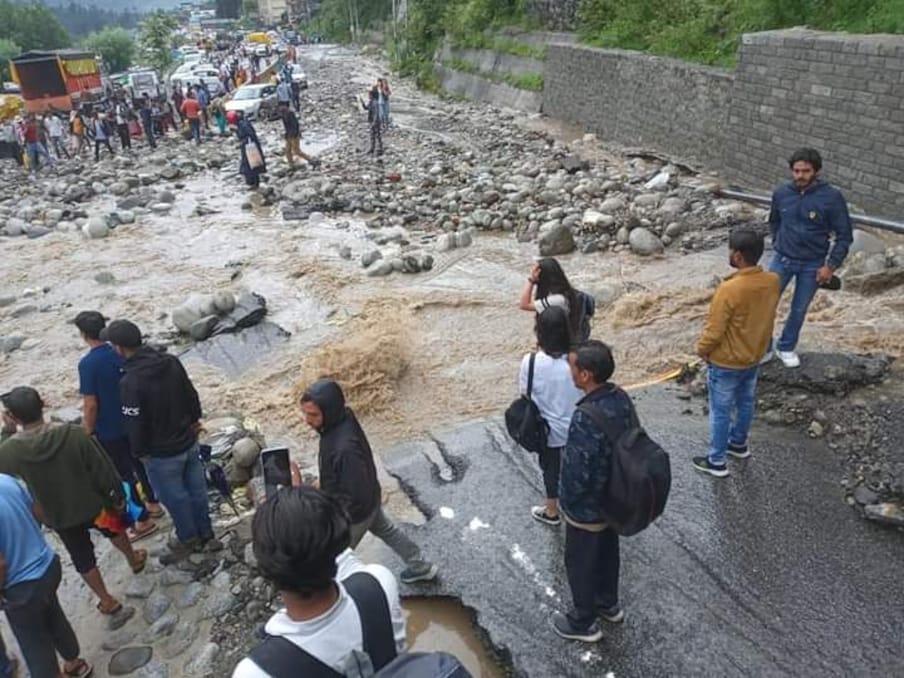  नालों में पानी के जलस्तर बढ़ने से कई स्थानों में हालात बाढ जैसे हो गए और कई सम्पर्क मार्ग भी क्षतिग्रस्त हो गए हैं. सबसे ज्यादा नुकसान वॉल्वो बस स्टैंड से मनाली शहर को जाने वाले लिंक रोड़ को हुआ है.