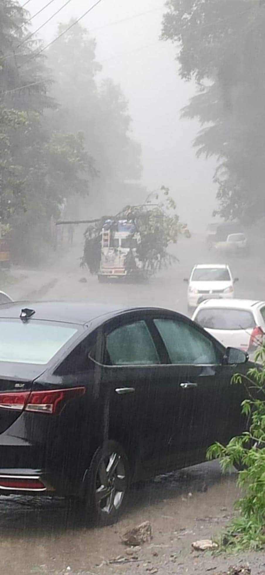  नाले का पानी माल रोड मनाली में भी आ पहुंचा. माल रोड, एनएसी मार्केट सहित शहर की कई दुकानों में बारिश का पानी घुस गया.