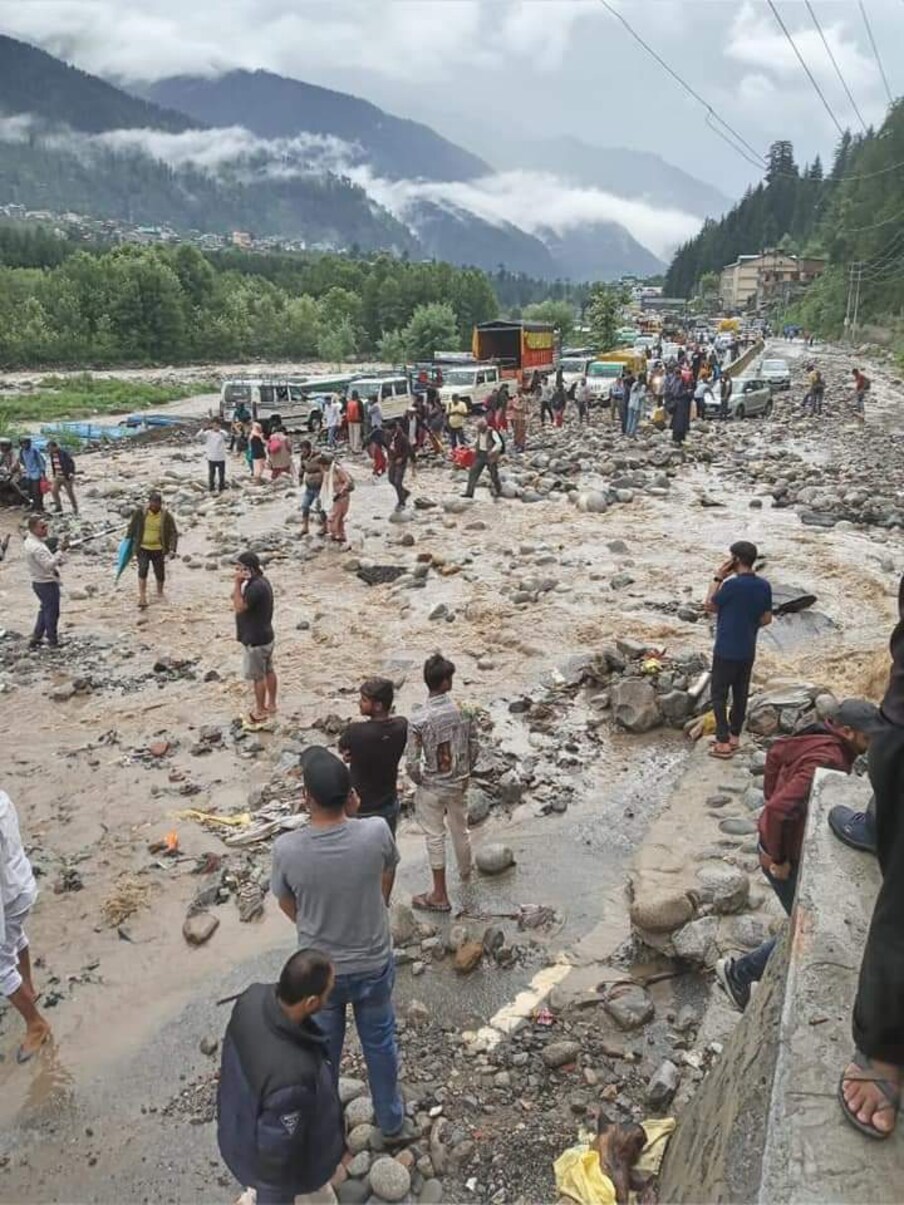  नाले में पानी बढ़ने से नाले में बाढ़ आ गई और जो भी इसकी चपेट में आया, अपने साथ बहा ले गया. नाले का रुख पुलिस स्टेशन के पास सड़क की ओर घूम गया और पुलिस स्टेशन से वोल्वो बस स्टैंड तक बह गई है.