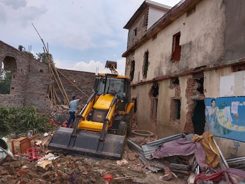 बिहार के बेगूसराय में हत्या के आरोपी के घर बुलडोजर चलाती पुलिस