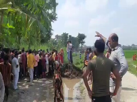 बिहार के मोतिहारी में हुई डबल मर्डर की घटना के बाद जमा भीड़