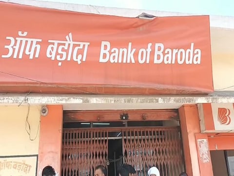 बेतिया में बैंक से दिनदहाड़े 15 लाख रुपए की लूट, बाइक सवार लुटेरों ने दिया  घटना को अंजाम - goons looted cash from bank of baroda in day light at betiya  bramk –