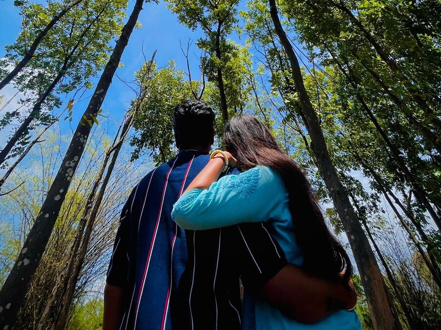  यामिनी सिंह ने पोस्ट (Yamini Singh Instagram Post) को शेयर करने के साथ ही लिखा, '24 जुलाई, 2022'!! आह!! फिलहाल ये आपके लिए स्पेशल दिन है. इस मौके पर मेरा छोटा सा कंफेशन है. चलिए शुरू करते हैं. आप मेरे लिए ऐसी खुशियां लेकर आए, जो कोई नहीं ला सकता है. आप मेरे लिए ऐसा प्यार लेकर आए, जो मैंने पहले कभी नहीं देखा, जब से हम मिले हैं, मैं हर दिन भगवान का शुक्रिया अदा करती हूं कि आप जैसे खूबसूरत आदमी मेरे साथ हैं. आपने मुझे बहुत कुछ दिया. मुझे नहीं पता कि जो आपने मुझे दिया वो मैं आपको वापस दे पाने में समर्थ हो पाऊंगी या नहीं (लेकिन मैं कोशिश जरूर करूंगी). कभी-कभी मैं अकेला महसूस करती हूं, लेकिन फिर आप मुझे प्यार और सुरक्षित महसूस कराते हैं. हमारा प्रेम और प्रेम कहानी दोनों ही असाधारण हैं (मुझे पता है आप सहमत होंगे).'