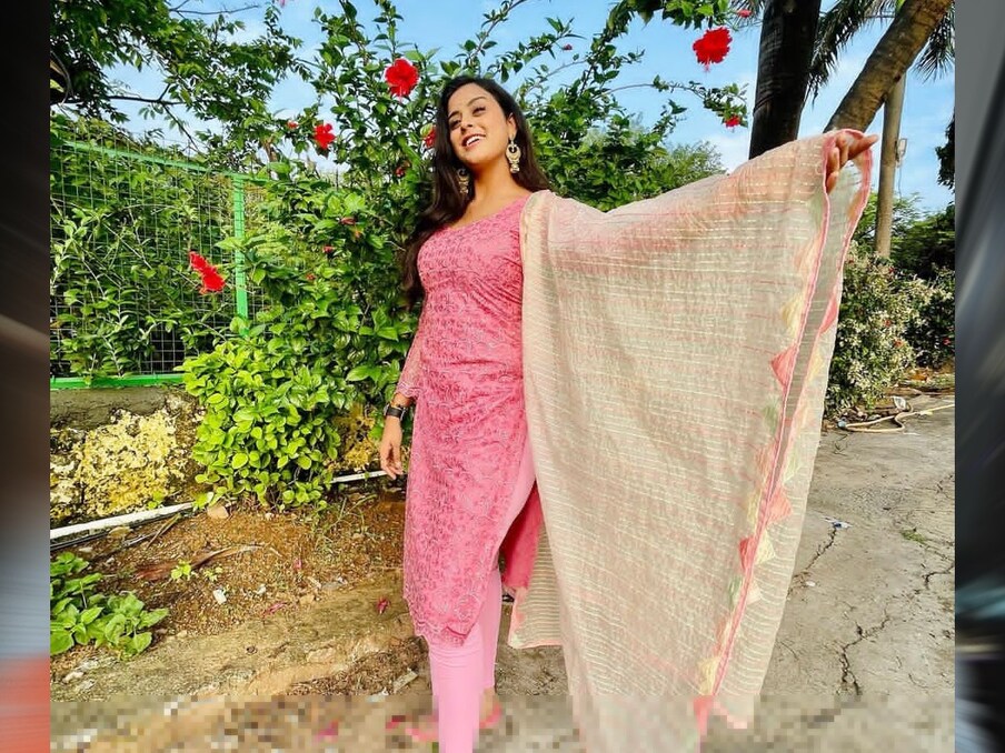  एक्ट्रेस ने आगे कहा, 'मैंने वक्त लिया और जब एहसास हुआ तो एक दिन कॉल की और उनको बोली कि वो उस दिन तुमने कहा था कुछ... वो बोले हां शादी करने के लिए, मैं बोली वही करोगे ना पक्का? तो शिव ने फिर से कहा था कि हां तो मैंने भी हां कर दिया और उसने घर बताया कि मैंने अपने. और ये हमारा लव स्टार्ट हुआ ही था कि हमने उसे अरेंज मैरिज बना दिया. आज हमारी दोनों की फैमिली खुश हैं.'