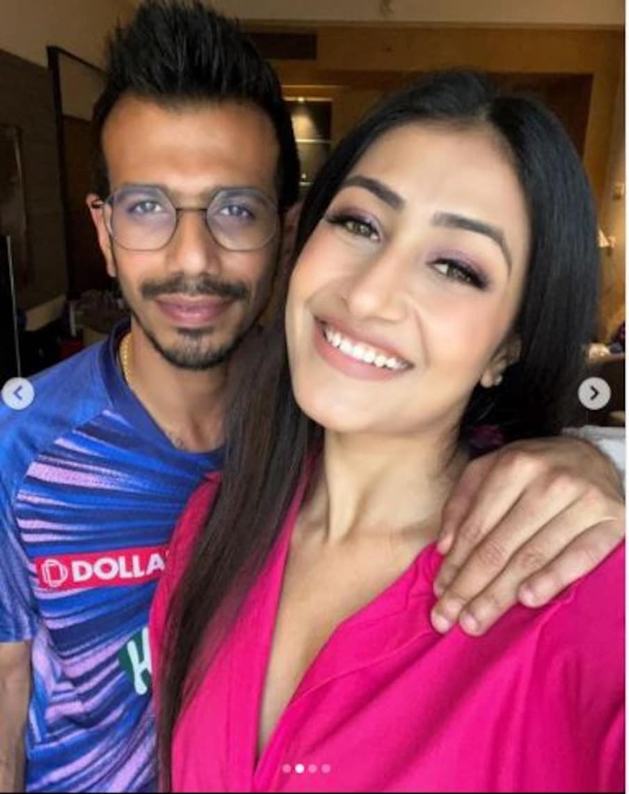  धनश्री वर्मा हमेशा अपने पति की हौसलाअफजाई के लिए स्टेडियम पहुंचती हैं. उन्हें हाल में आईपीएल के 15वें सीजन में कई मैचों में स्टेडियम में बैठकर पति को चीयर करते हुए देखा गया. (Instagram)