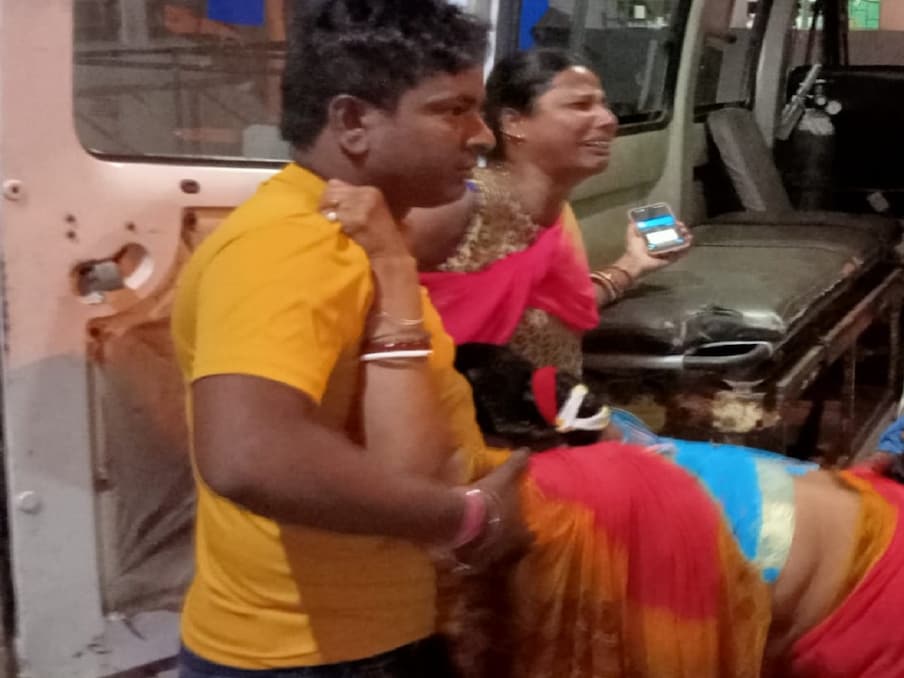  मृतक युवक की पहचान जिला निवासी अनुराग झा के तौर पर की गई है. उनकी मौत की खबर सुनते ही घर में कोहराम मच गया. परिजन विलाप करने लगे. (फोटो: नागेंद्र कुमार)