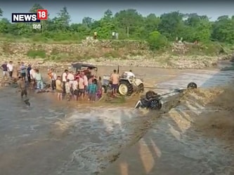  आपको याद दिला दें कि इसी तरह सड़क के ऊपर से बहने वाले नाले पर हुए हादसे ने पिछले दिनों 9 जानें ली थीं, जब नैनीताल ज़िले के ढेला में एक हादसा हुआ था. एक कार के नाले में बह जाने से कार में सवार 10 लोगों में से सिर्फ एक महिला की जान बच सकी थी.